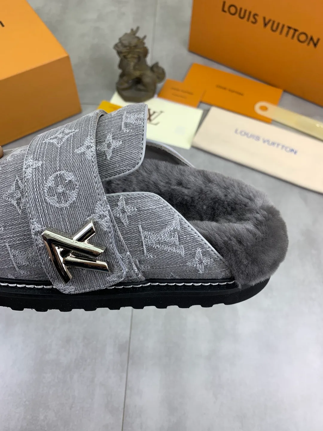 Men's Men's Shoes P480 New Couple Style LV Louis Vuitton L Family Donkey Brand Latest Easy Series Birkenstock Baotou Thick Sole Wool Slippers Sandals Original purchase, development and production This LV Easy sandal is made of suede cow leather, with Monogram pattern to highlight the trendy style. Adjustable straps with illuminated LV letters, flexible insoles and micro outsoles provide a light and comfortable experience. Exquisite packaging at the delivery counter 🛍📦 ▪️Fabric: Original custom imported first-layer cowhide ▪️Inner lining: Original customized warm wool lining ▪️Outsole: Original open-molded rubber foam material ▪️Sole thickness: 4CM ▪️Size: Men and women 35-45